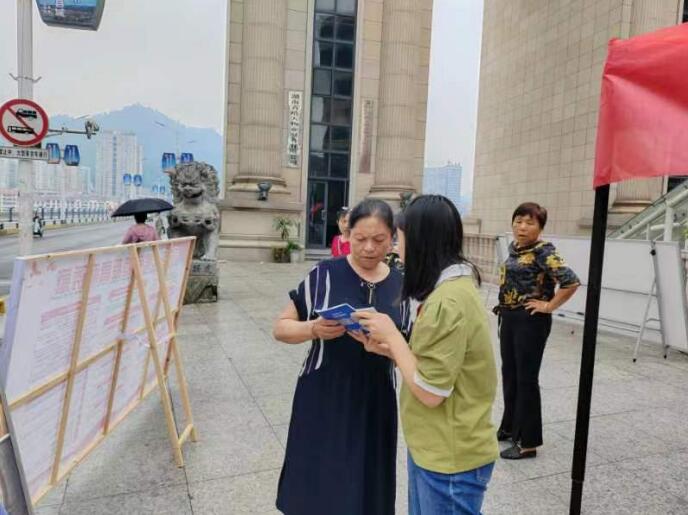 农发行安化县支行组织开展 “全民禁毒宣传月”活动