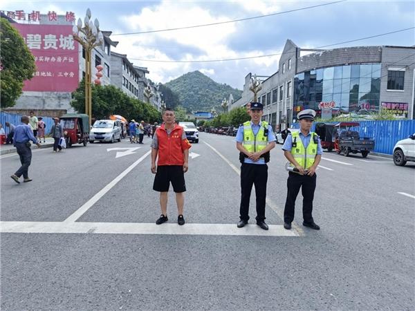 做实“季节性警务”守护群众赶集日平安