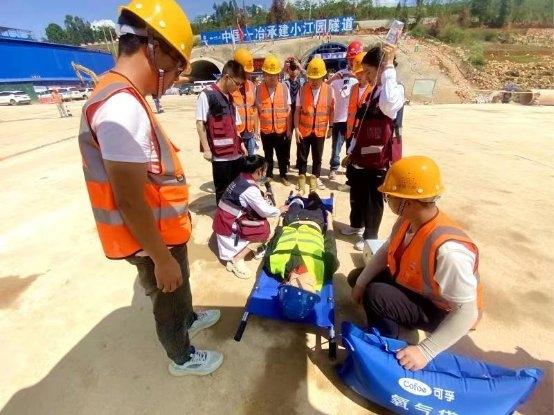 中国一冶泸丘高速公路项目部开展边坡坍塌应急救援综合演练