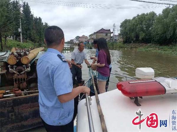 兴化市昌荣镇开展河道地笼清理专项整治行动