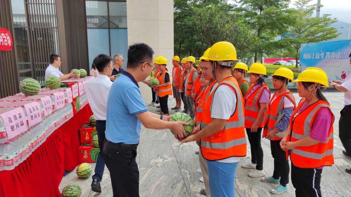 炎炎夏日 中建三局广州增城开发项目部为工人们送清凉
