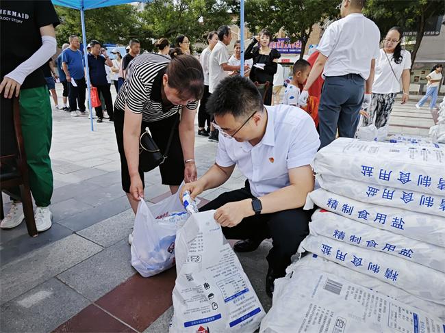 中盐集团给老区百姓添点味 常州挂职干部战酷暑送“爱心盐”