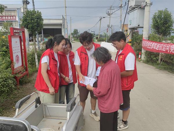 正德职业技术学院：青年大学生走进田间地头助农 挥洒青春汗水