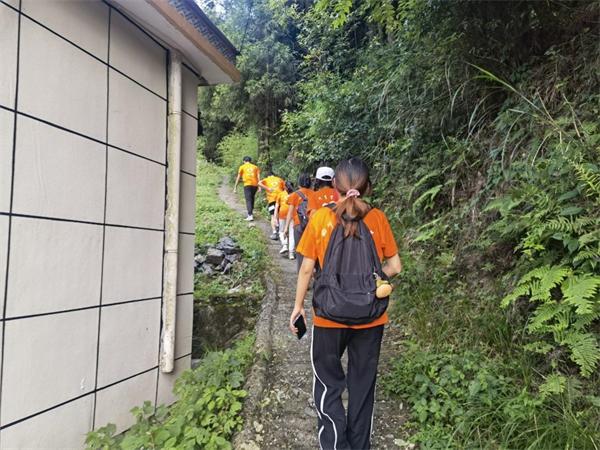 四川农业大学学子在苗乡支教的一天