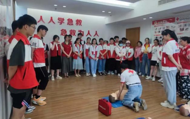 阜宁县红十字会暑期“博爱泳安”公益课堂开课啦！