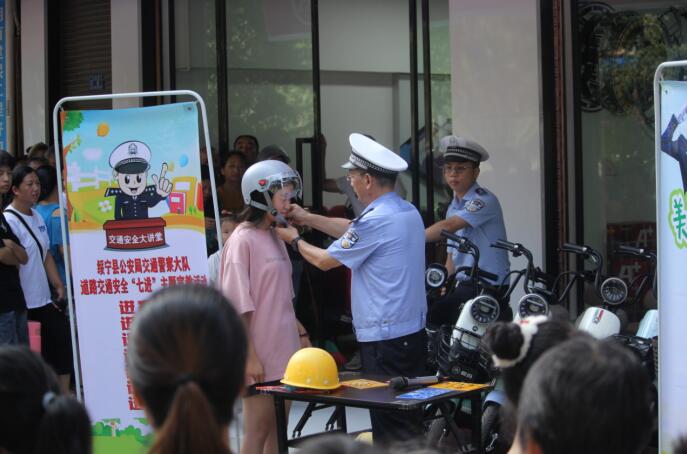 邵阳绥宁：普及头盔知识 让群众把安全带回家