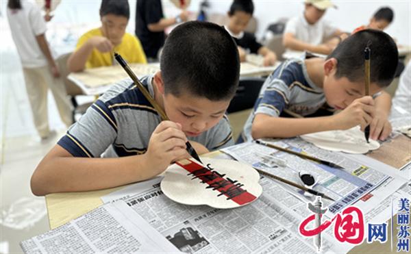 苏州工业园区水墨社区开展“书法绘扇送清凉”活动