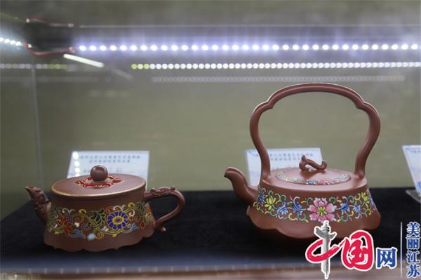 清华大学人文陶瓷艺术高研班宜兴紫砂优秀作品展在北京开幕