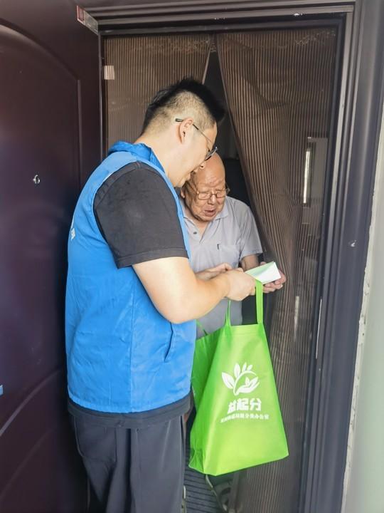 南京双闸街道“益起分”垃圾分类志愿者开展“厨余垃圾 夏日行动”