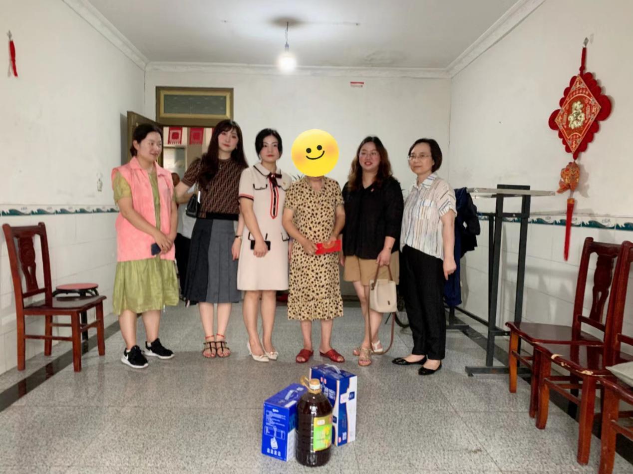 泰兴市虹桥园工业开发有限公司组织走访关爱困境妇女和儿童