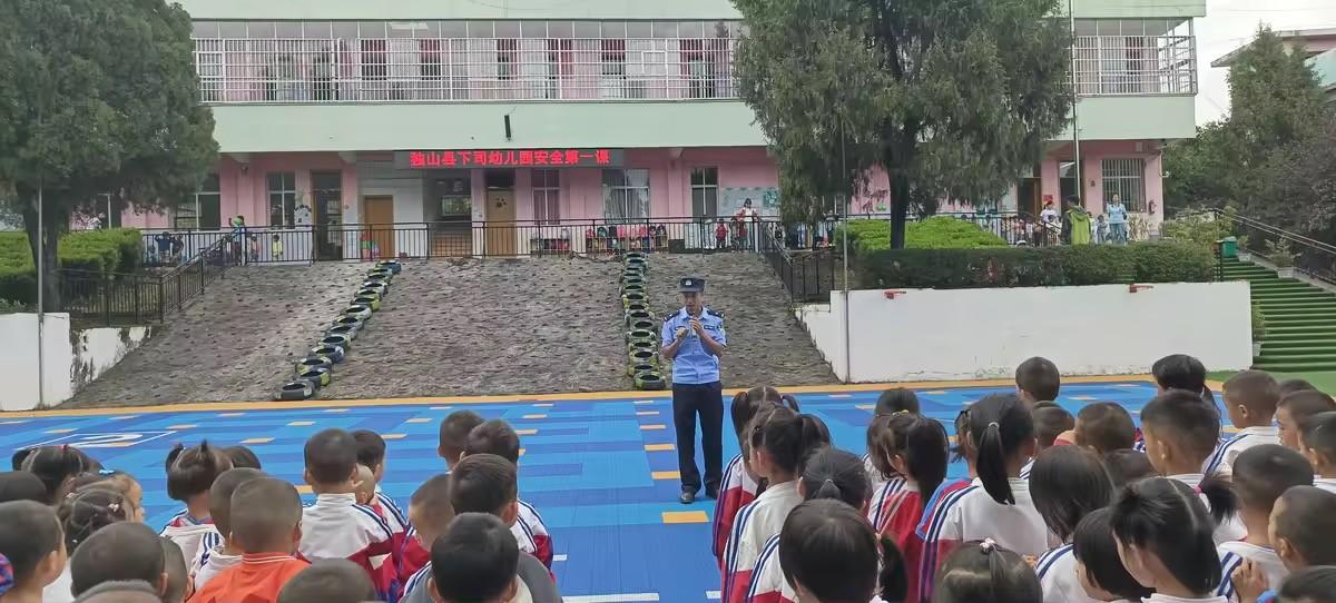 法治宣传进校园 安全知识记心间——下司派出所开展校园“安全第一课”宣讲活动