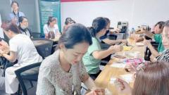 中荷人寿山东省分公司举办珍珠饰品DIY蜜丝会体验活动