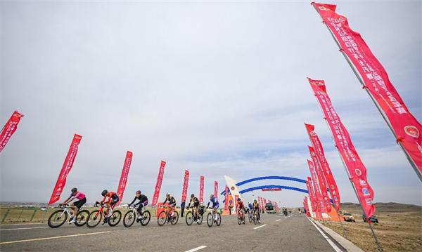 国家级自行车赛首进达茂旗 点燃金秋北疆草原