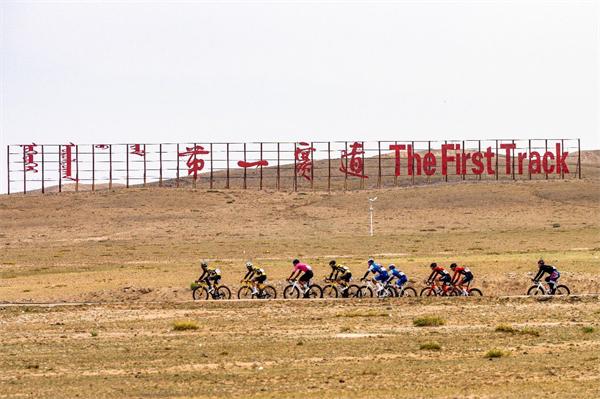 国家级自行车赛首进达茂旗 点燃金秋北疆草原