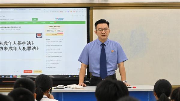 关爱明天 普法先行——苏仙区检察院检察官刘力、刘子琦为市二中学生上法治课