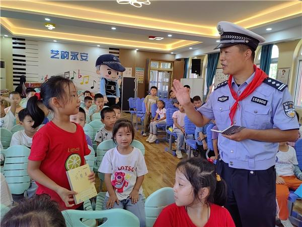 交警李沧大队四流中路中队走进青岛永安路小学举行交通安全宣讲