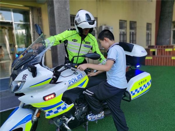 交警李沧大队四流中路中队走进青岛永安路小学举行交通安全宣讲