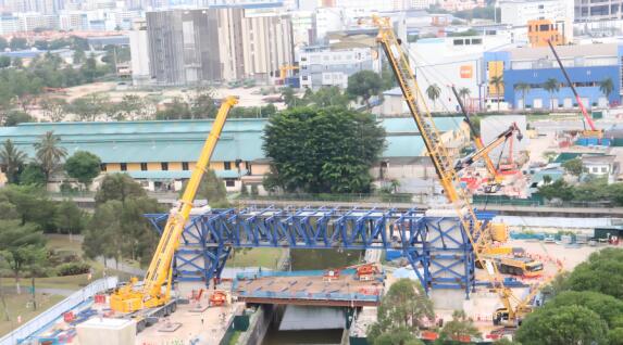 新加坡地铁裕廊区域线J111项目首个门式盖梁现浇支架安装完成