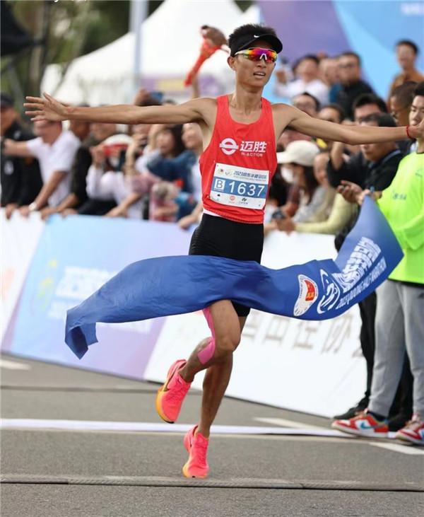 2023启东马拉松跨江越海“人在画中跑” 4500名选手体验“最美赛道”