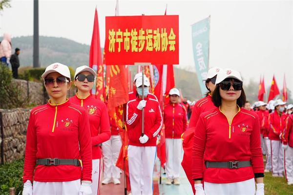 徒步齐鲁之“嘉山祥水”站暨全国老年人健步走大联动（济宁）启动仪式在嘉祥鸣笛开幕