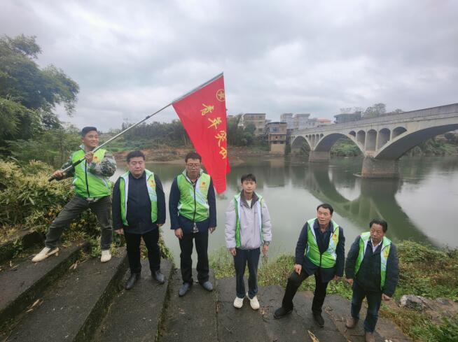 湖南省嘉禾县石桥镇：守护好一江碧水 青年志愿者在行动