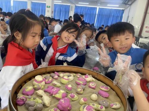 金华义乌佛堂小学：校园惊现众多“显眼包” 速来围观！