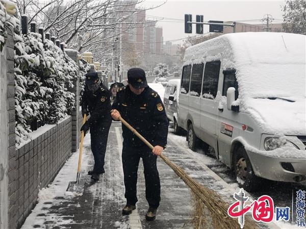 大雪倾城!南京城管扫雪除冰保障市民出行安全