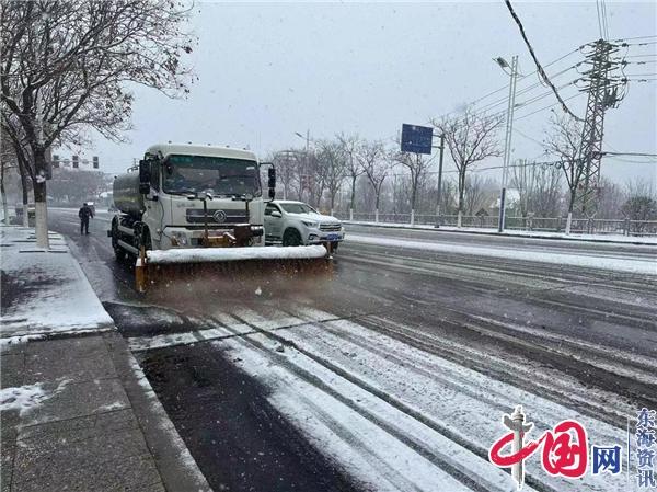 大雪倾城!南京城管扫雪除冰保障市民出行安全