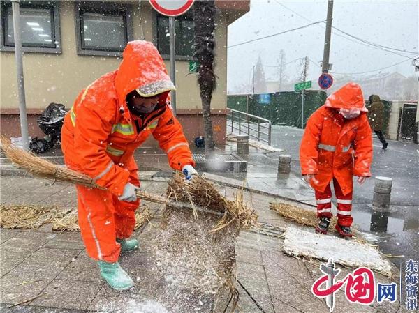 大雪倾城!南京城管扫雪除冰保障市民出行安全