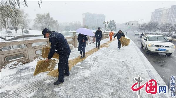 大雪倾城!南京城管扫雪除冰保障市民出行安全