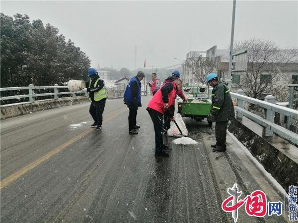 扫雪护行 情暖人心——苏州太平街道聚金村开展清雪除冰行动