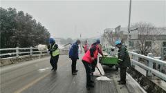 扫雪护行 情暖人心——苏州太平街道聚金村开展清雪除冰行动