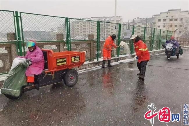 雪景中的一抹橙 兴化市城管局开展扫雪除冰行动