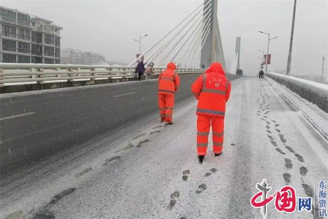 雪景中的一抹橙 兴化市城管局开展扫雪除冰行动