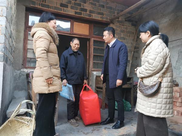 黎川县城市社区：心系困难群众 保障温暖过冬