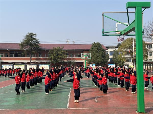 七彩阳光展风采 朝气蓬勃向未来——白果镇中心完小广播体操比赛