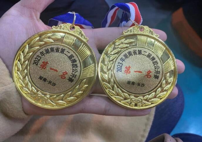 喜讯！湘钢三校教育集团一学生获省摔跤冠军