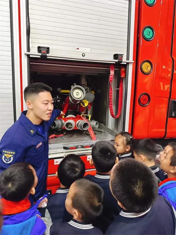 山东师范大学附属小学一年级七班师生消防宣传日活动成功举办