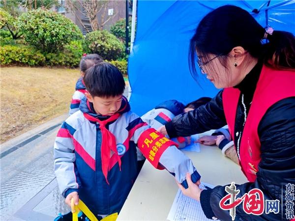 南京市六合区开展“小手拉大手、小小志愿者”垃圾分类寒假桶边指导实践活动