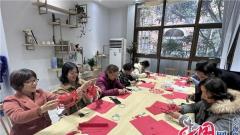 苏州工业园区天域社区开展“巧手剪纸迎龙年 传统文化润心田”活动