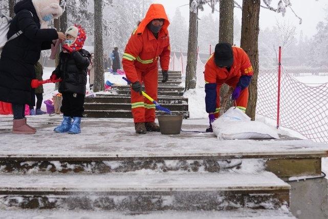 武隆仙女山24小时抗冰除雪 各景区畅通无阻