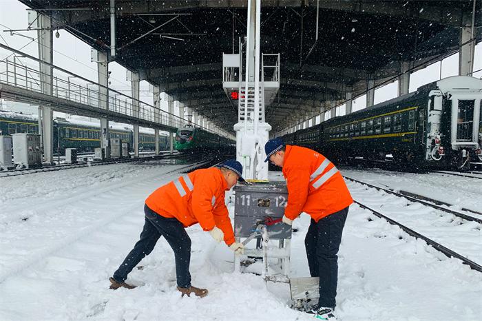 雨雪天全力检修重点设备 确保列车的安全准点出库