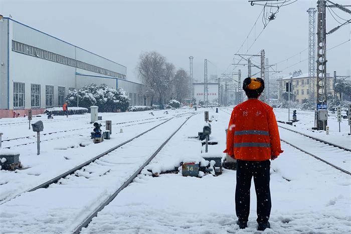 雨雪天全力检修重点设备 确保列车的安全准点出库