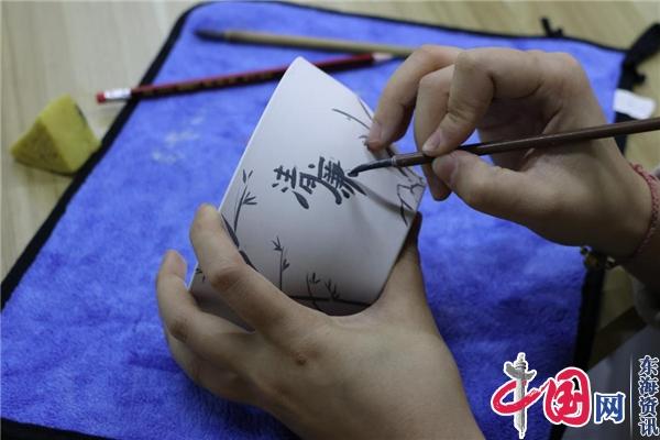 苏州工业园区星桂社区开展“一笔一划蕴廉意 一勾一勒绘清风”新年釉下彩绘画活动