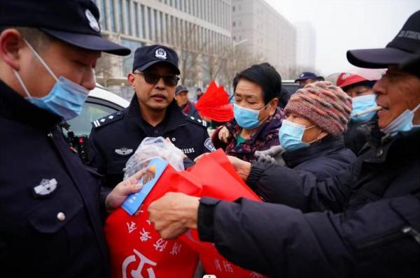 接地气 贴民心！铁警宣传“赶大集” 爱路护路记心间