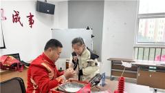 苏州盛南社区开展“迎新春 吹糖人”活动