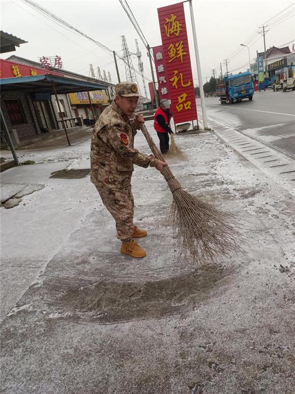 南通市石港镇人武部组织民兵骨干 以雪为令 以动制“冻”
