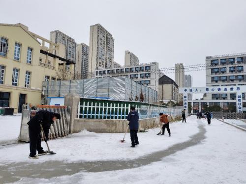 淮北市市政分公司各项目部“鏖战”风雪保生产、护安全