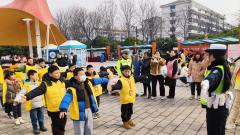 学习雷锋精神 宣传交通安全