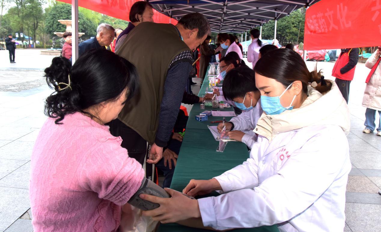 学雷锋 见行动：嘉禾县中医医院志愿服务队开展义诊活动
